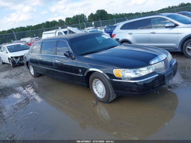  Salvage Lincoln Towncar