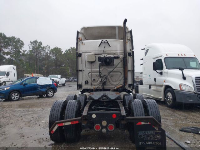 Freightliner Cascadia 125 Image 10