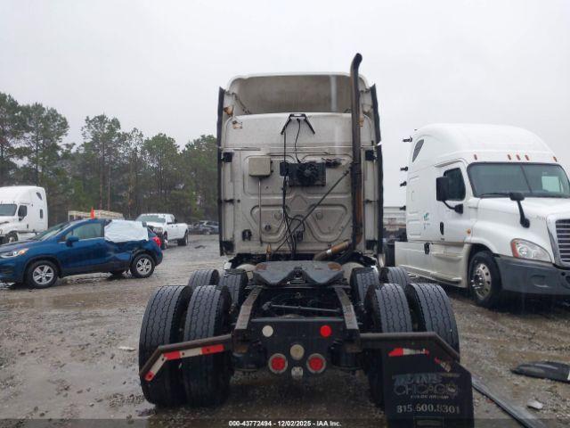 Freightliner Cascadia 125 Image 10