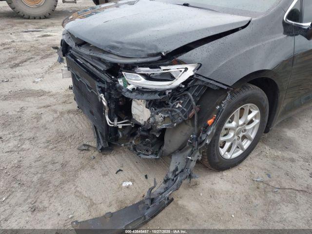 Chrysler Pacifica Touring L Image 9