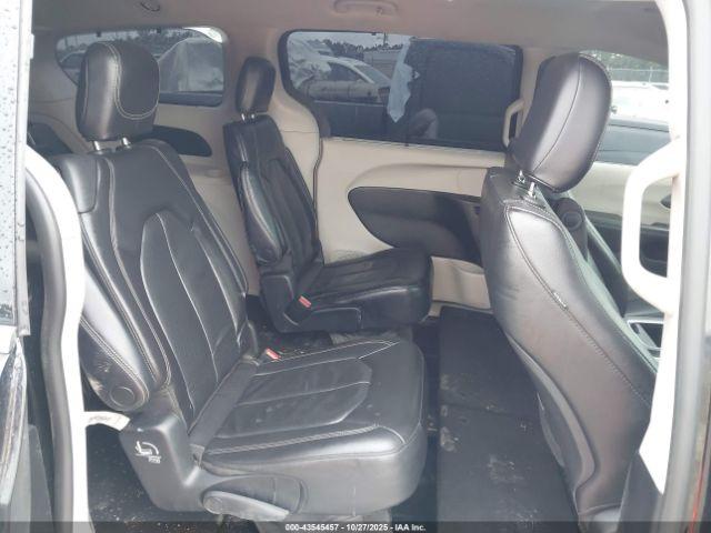 Chrysler Pacifica Touring L Image 7