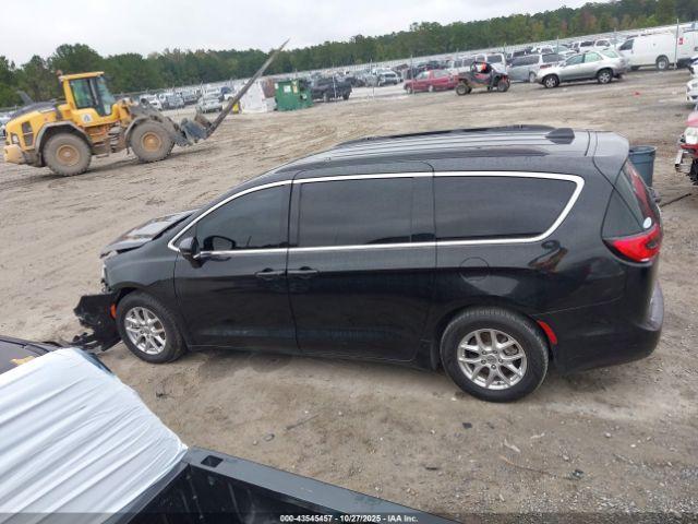 Chrysler Pacifica Touring L Image 13