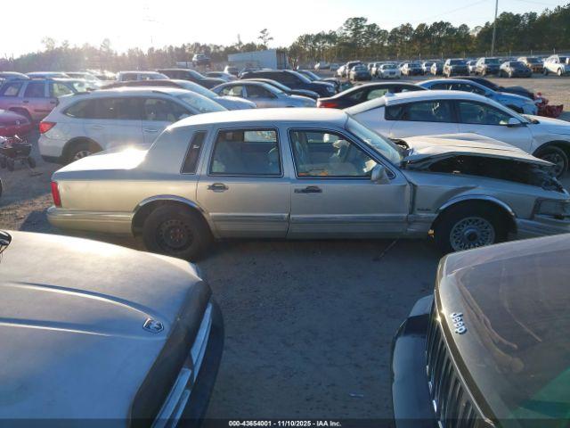 Lincoln Towncar Executive Image 13