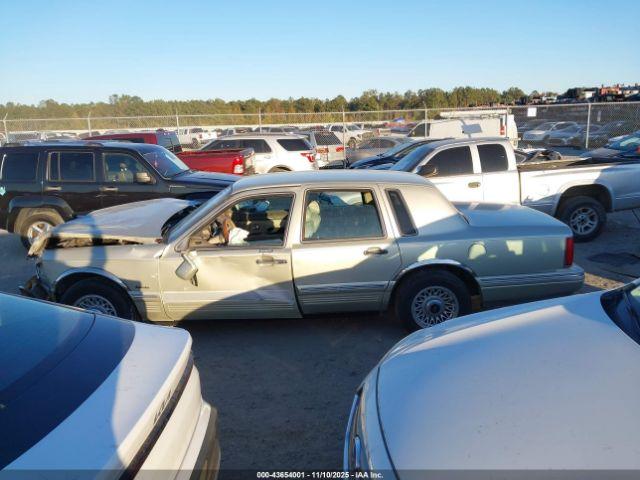 Lincoln Towncar Executive Image 8