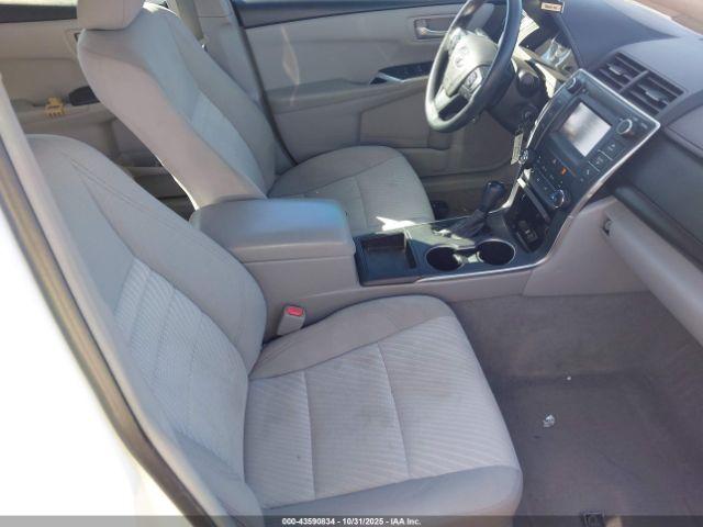 Toyota Camry Le Image 6