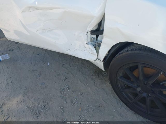 Toyota Camry Le Image 4