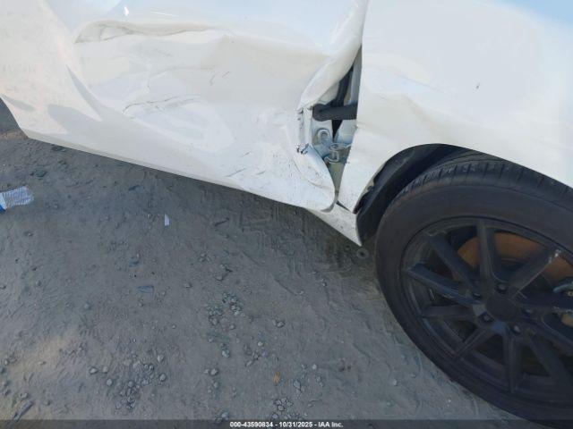 Toyota Camry Le Image 4