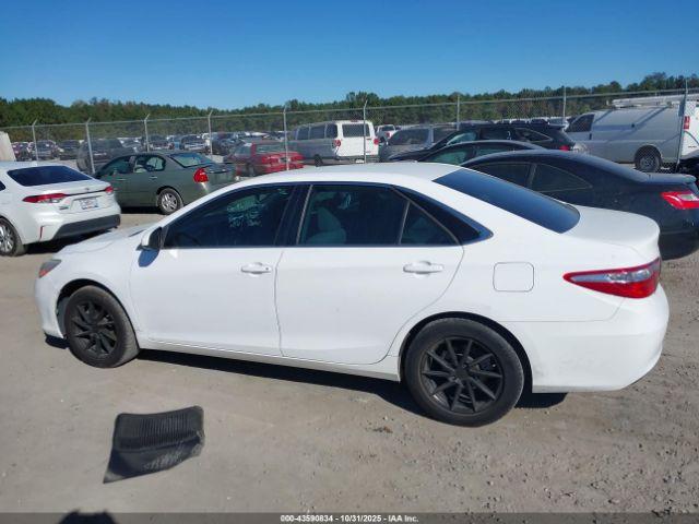 Toyota Camry Le Image 10