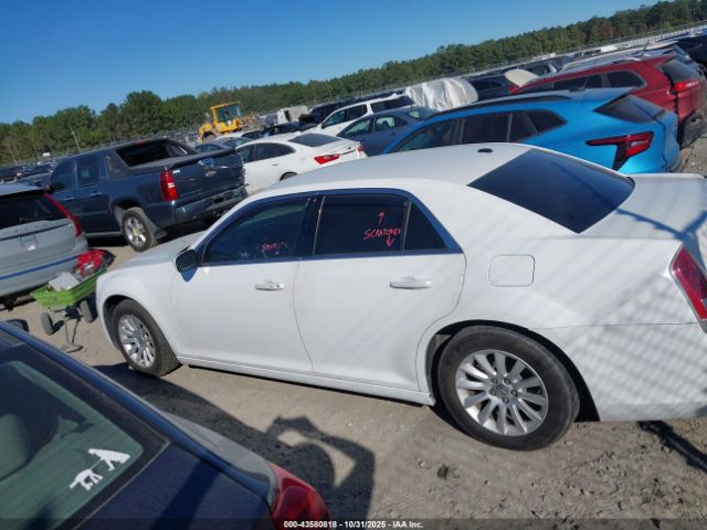 Chrysler 300 Image 8