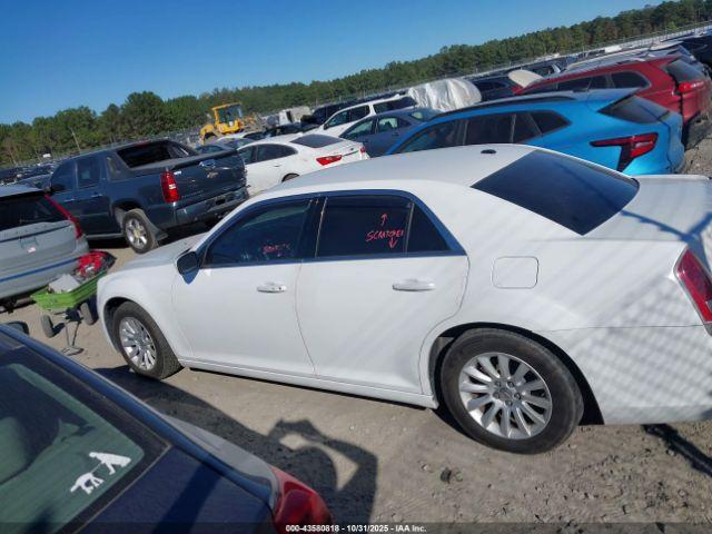 Chrysler 300 Image 8