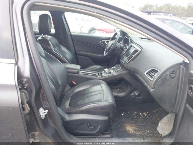 Chrysler 200 Limited Platinum Image 16