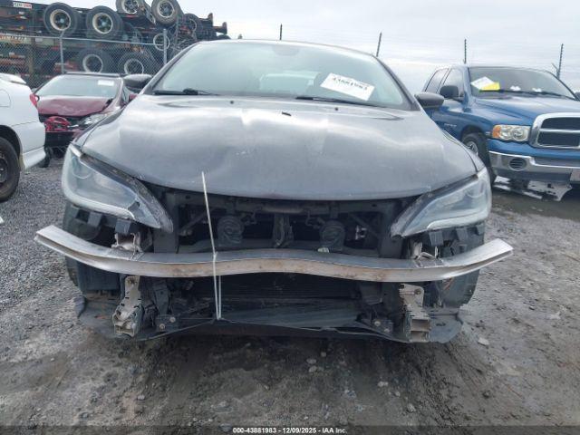 Chrysler 200 Limited Platinum Image 17