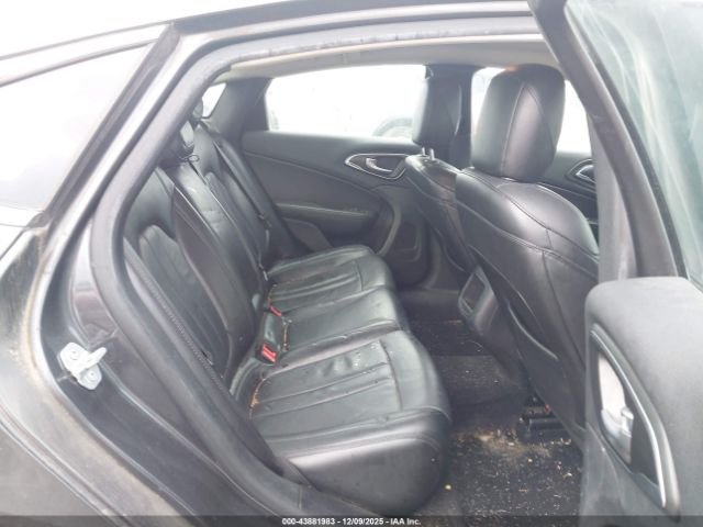 Chrysler 200 Limited Platinum Image 5