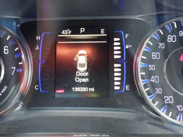 Chrysler 200 Limited Platinum Image 6