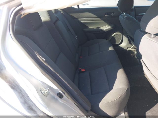 Nissan Altima 2.5 Sv Image 10