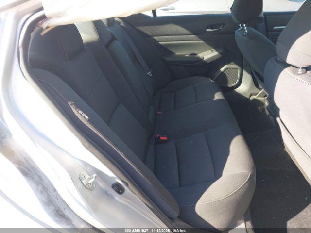 Nissan Altima 2.5 Sv Image 10